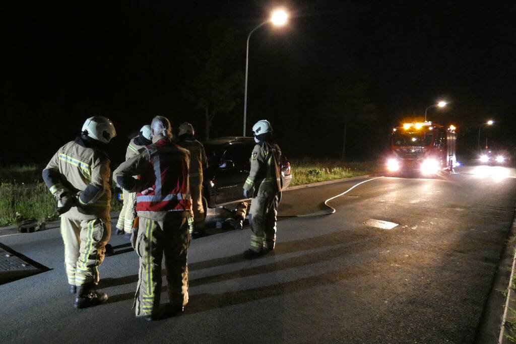 Auto vliegt spontaan in brand na pech