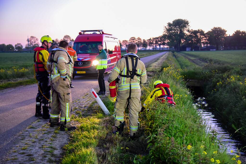 Bestuurder raakt met auto te water