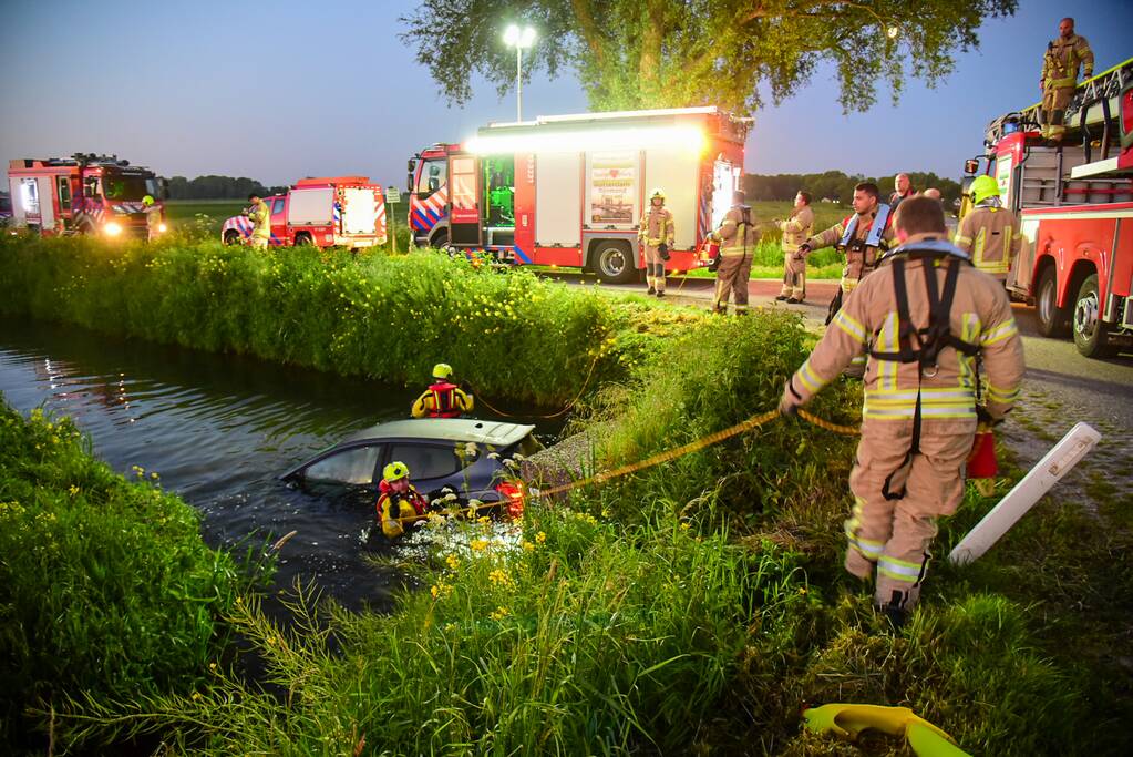 Bestuurder raakt met auto te water