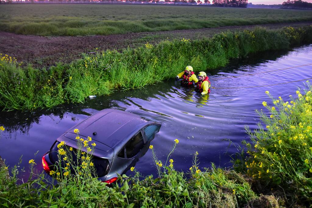 Bestuurder raakt met auto te water