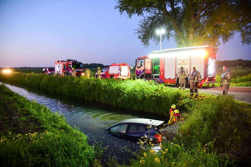 Bestuurder raakt met auto te water