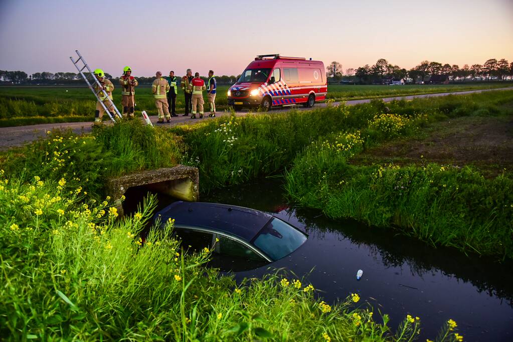 Bestuurder raakt met auto te water