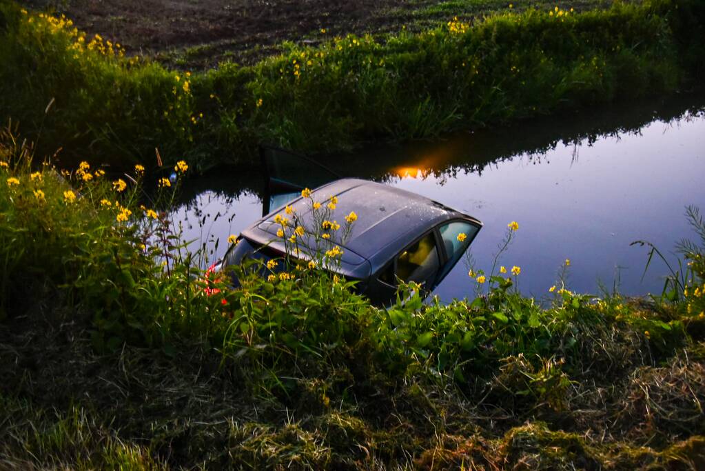 Bestuurder raakt met auto te water