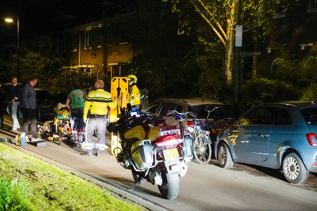Scooterrijder gaat onderuit en beschadigd twee auto's
