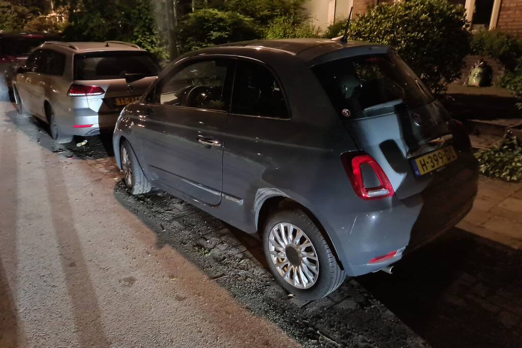 Scooterrijder gaat onderuit en beschadigd twee auto's