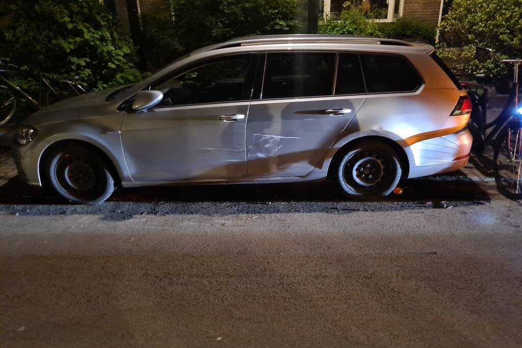 Scooterrijder gaat onderuit en beschadigd twee auto's