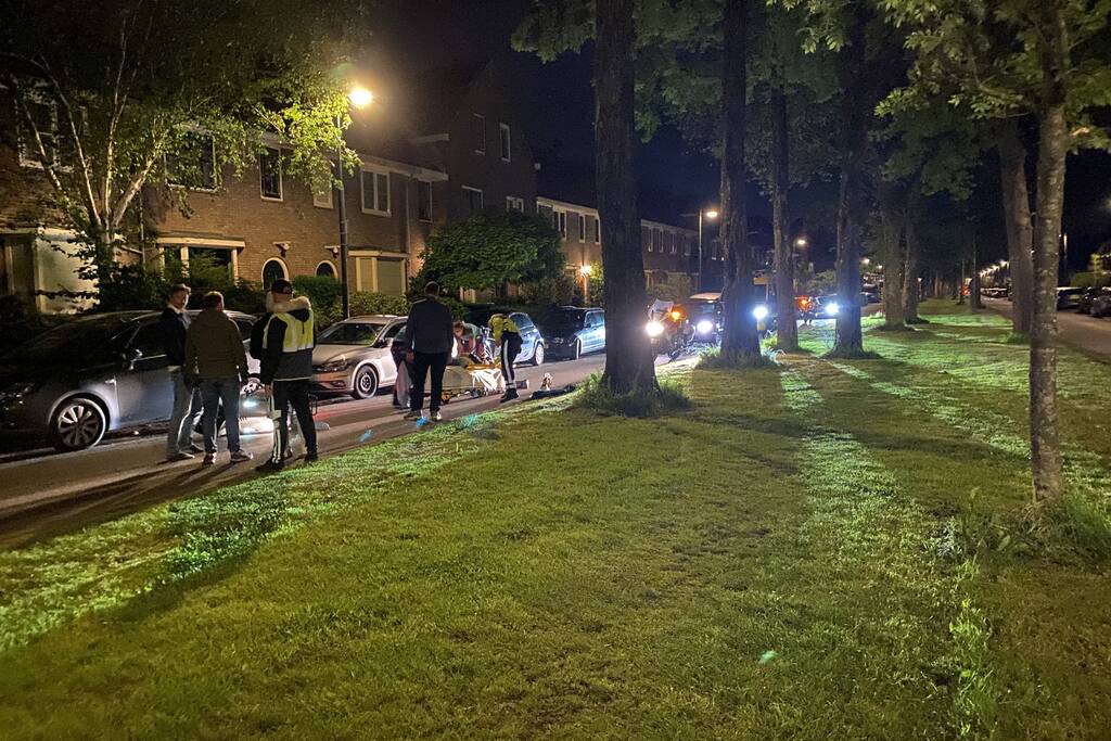 Scooterrijder gaat onderuit en beschadigd twee auto's