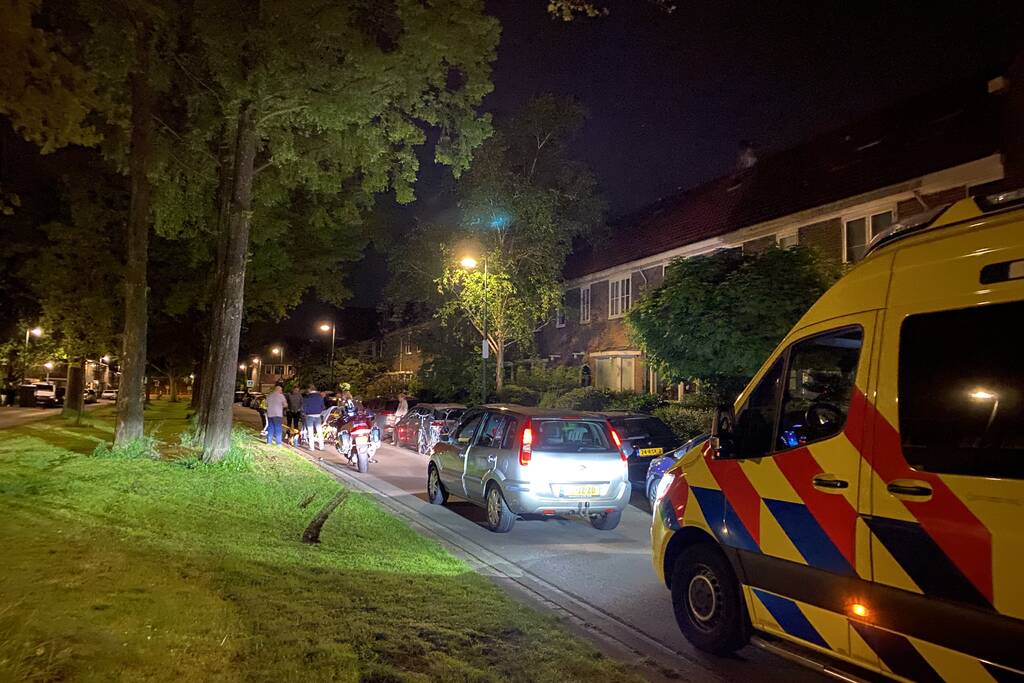 Scooterrijder gaat onderuit en beschadigd twee auto's