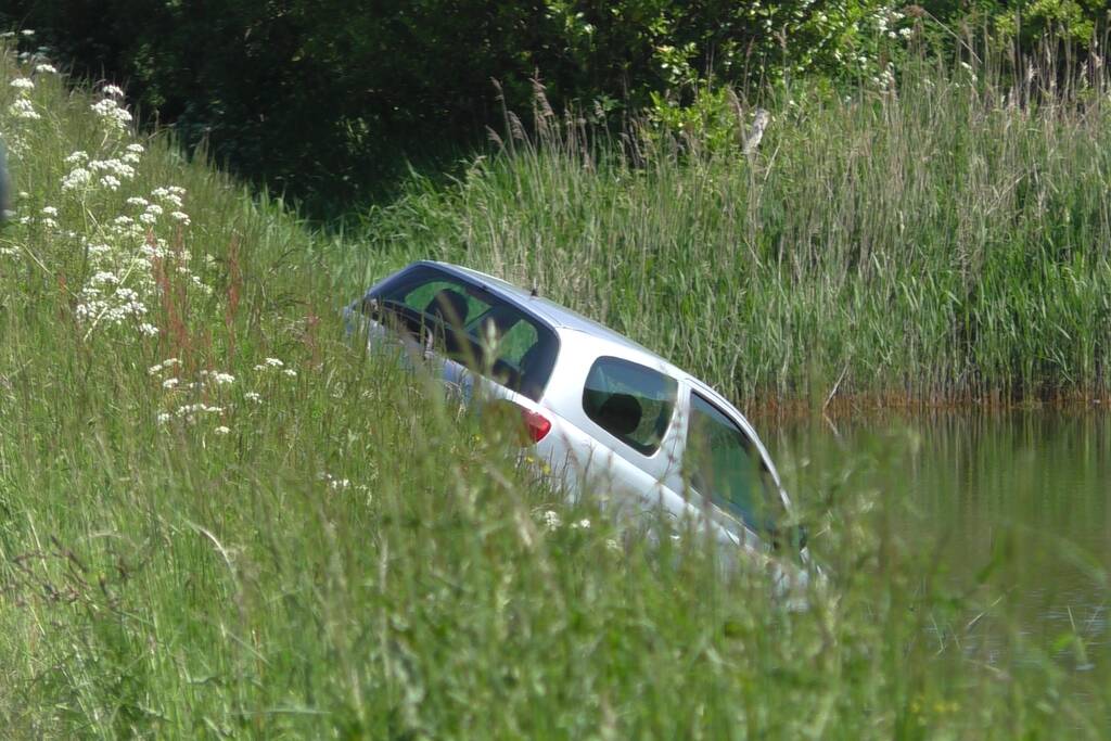 Personenauto belandt in water