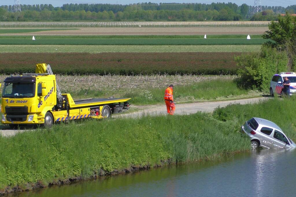 Personenauto belandt in water