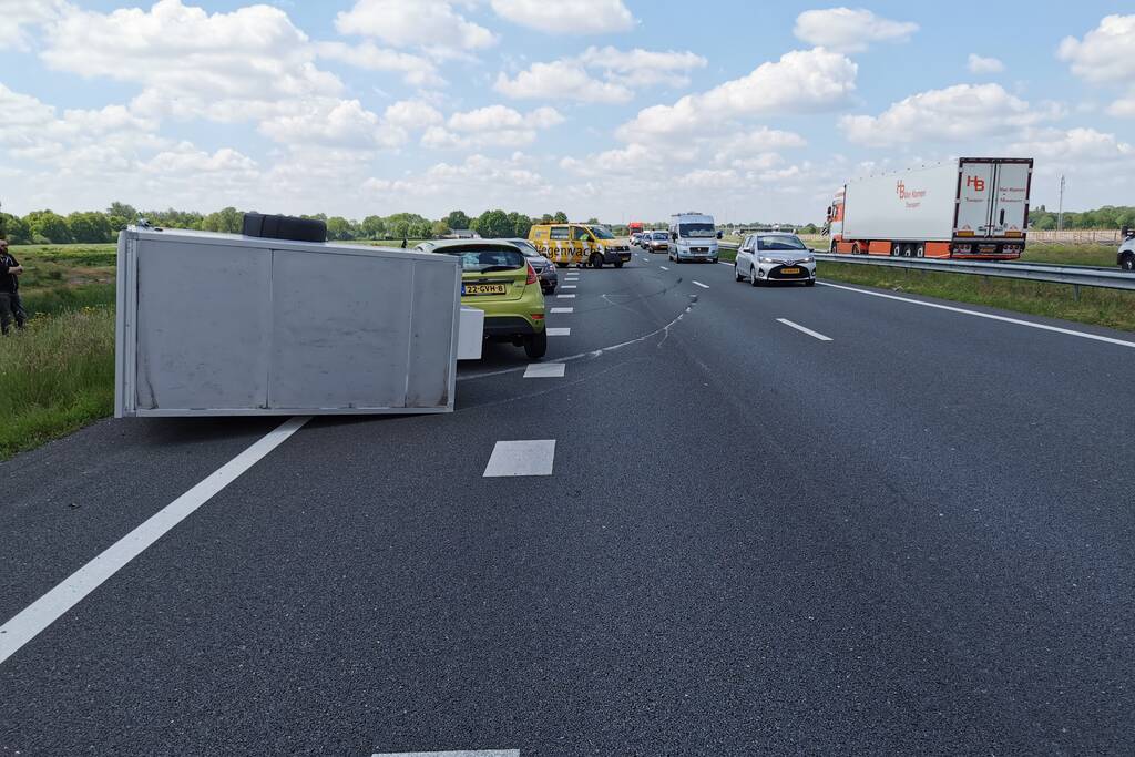 Verkeerd beladen aanhanger flink beschadigd