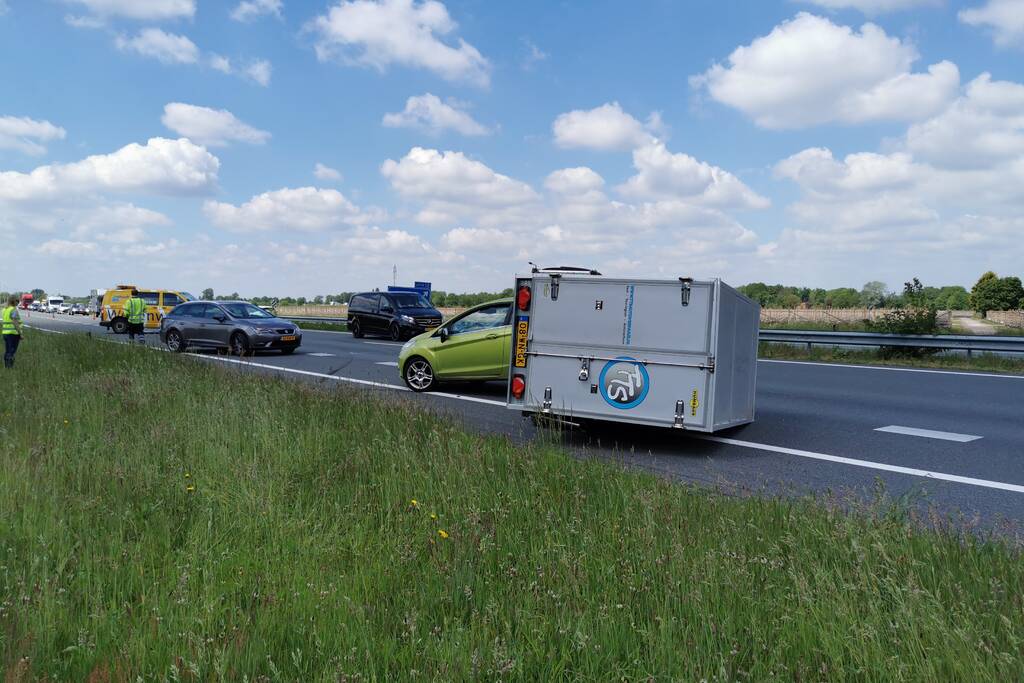 Verkeerd beladen aanhanger flink beschadigd