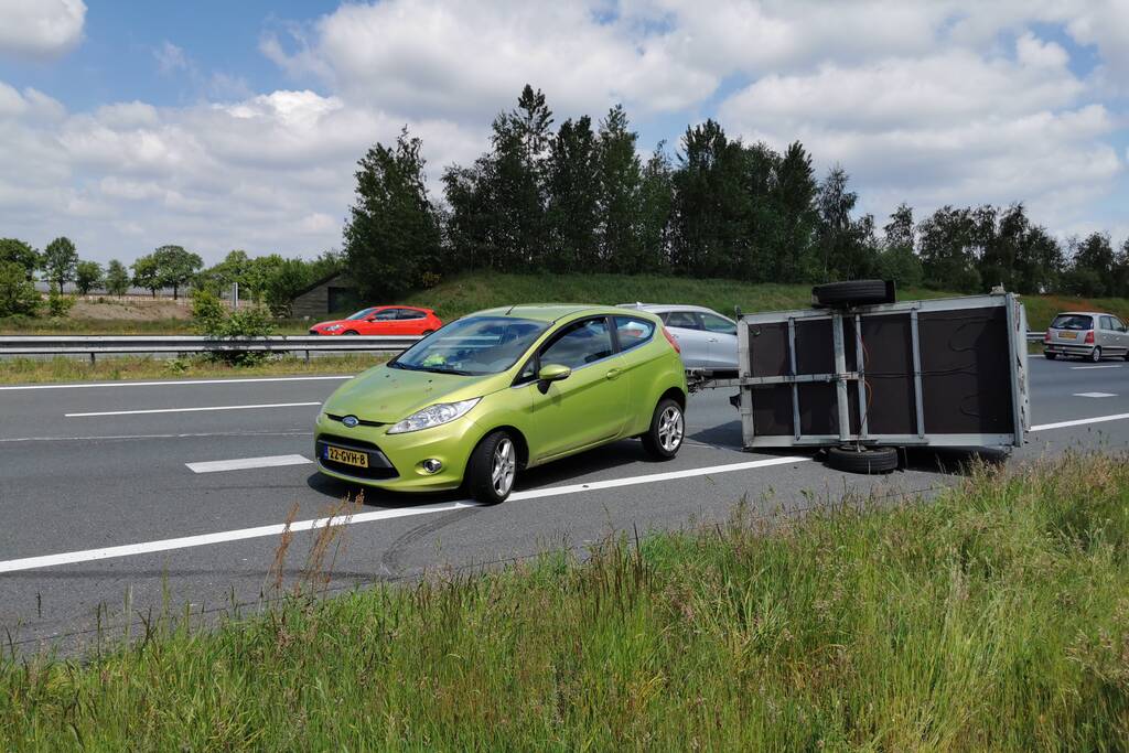 Verkeerd beladen aanhanger flink beschadigd
