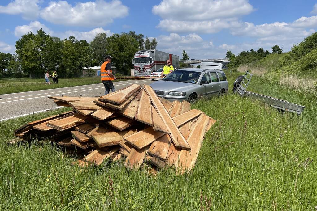 Auto met aanhanger geschaard