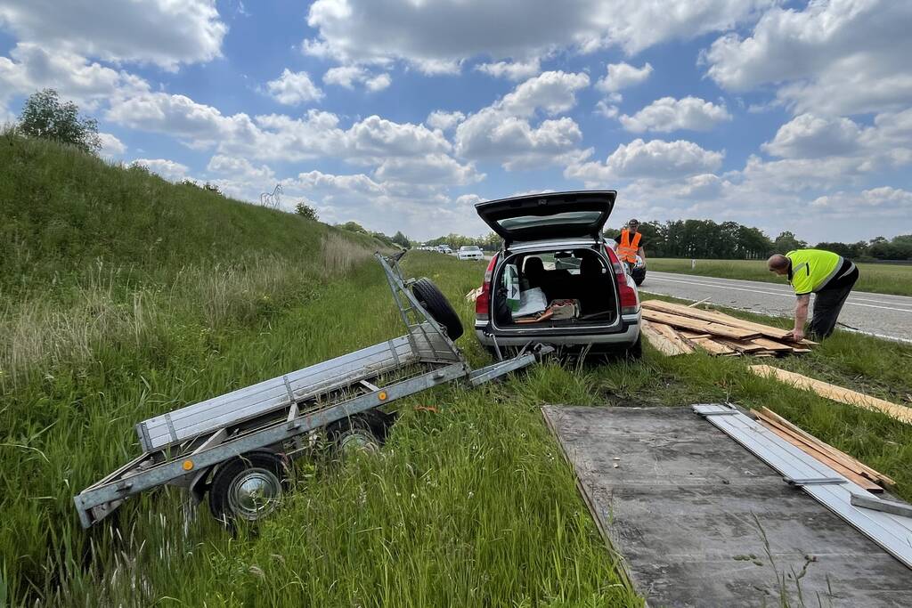 Auto met aanhanger geschaard