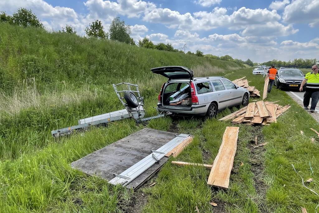 Auto met aanhanger geschaard