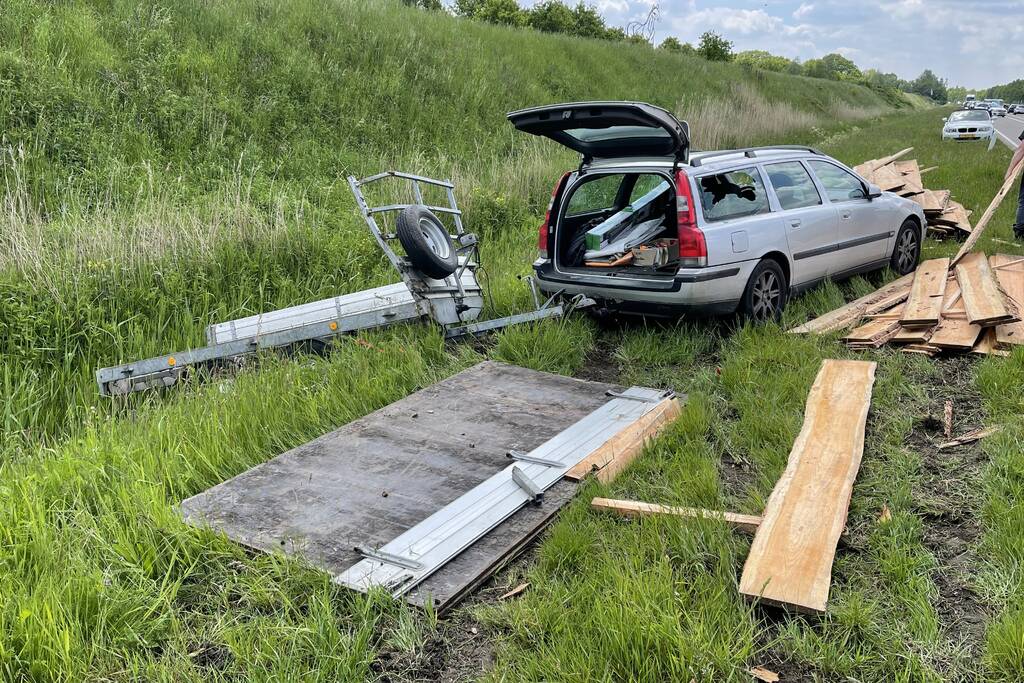 Auto met aanhanger geschaard