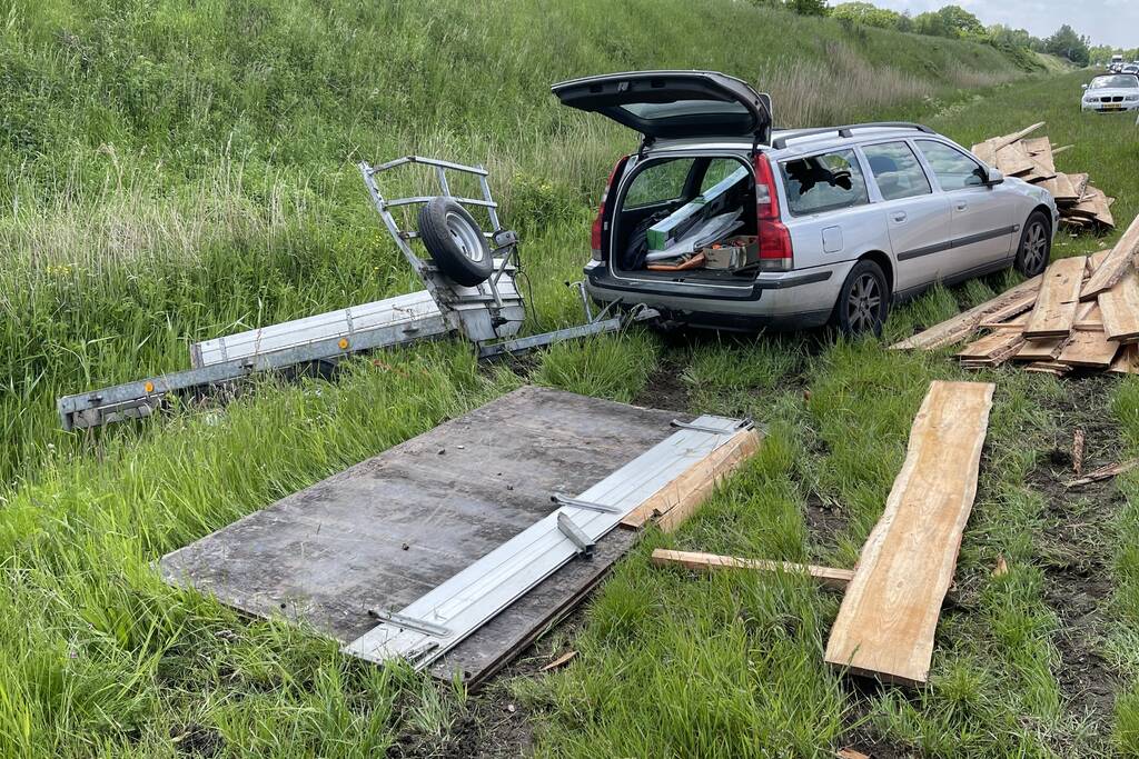Auto met aanhanger geschaard