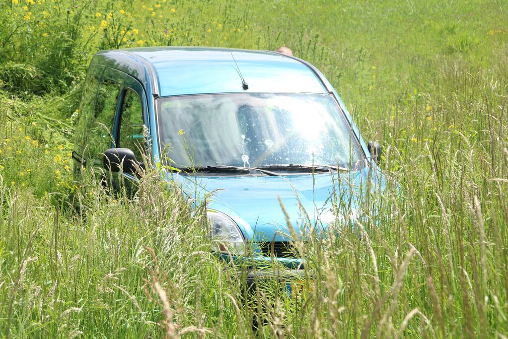 Auto belandt naast oprit van snelweg