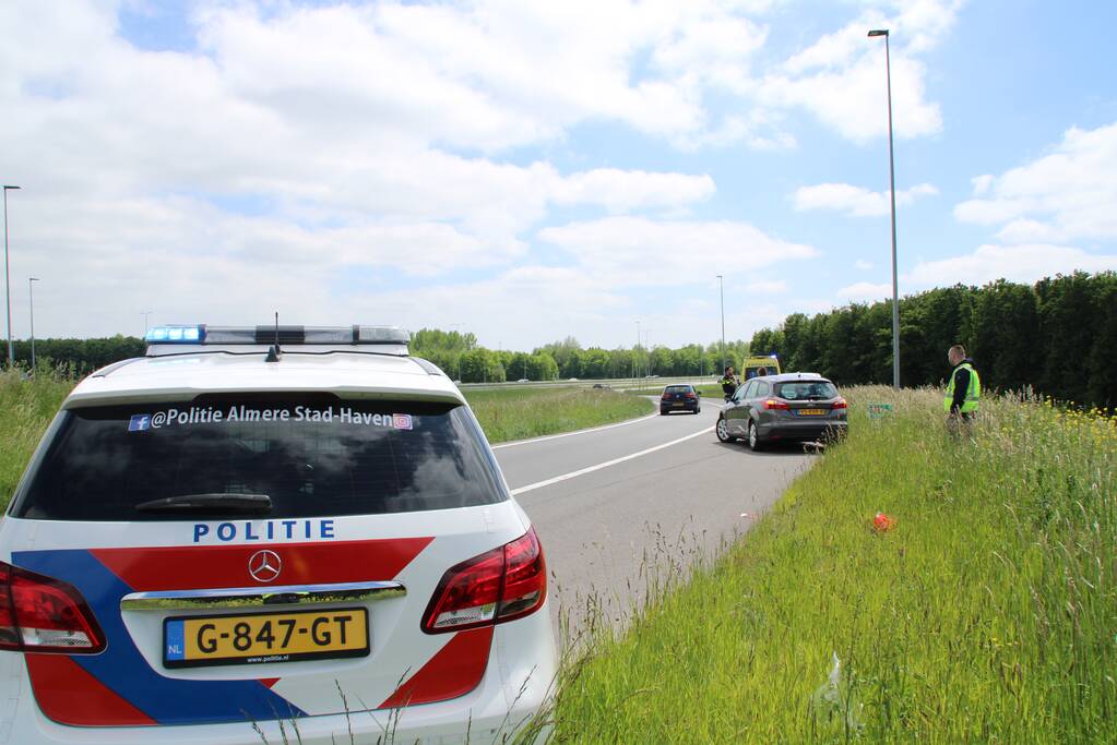 Auto belandt naast oprit van snelweg