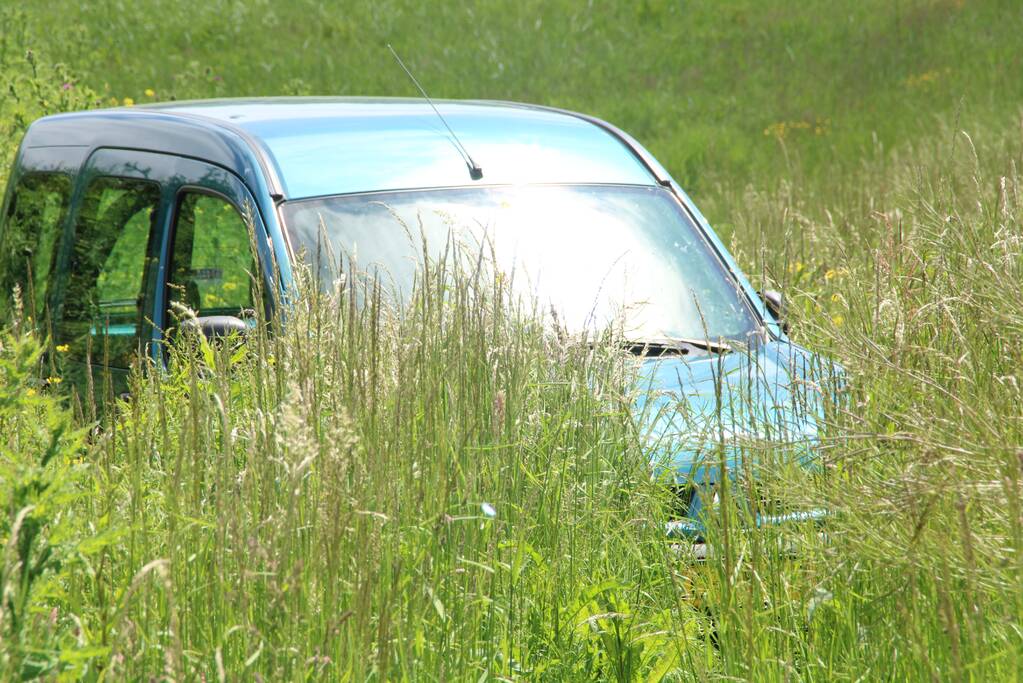 Auto belandt naast oprit van snelweg