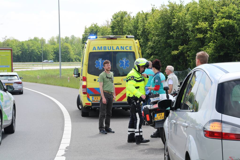Auto belandt naast oprit van snelweg