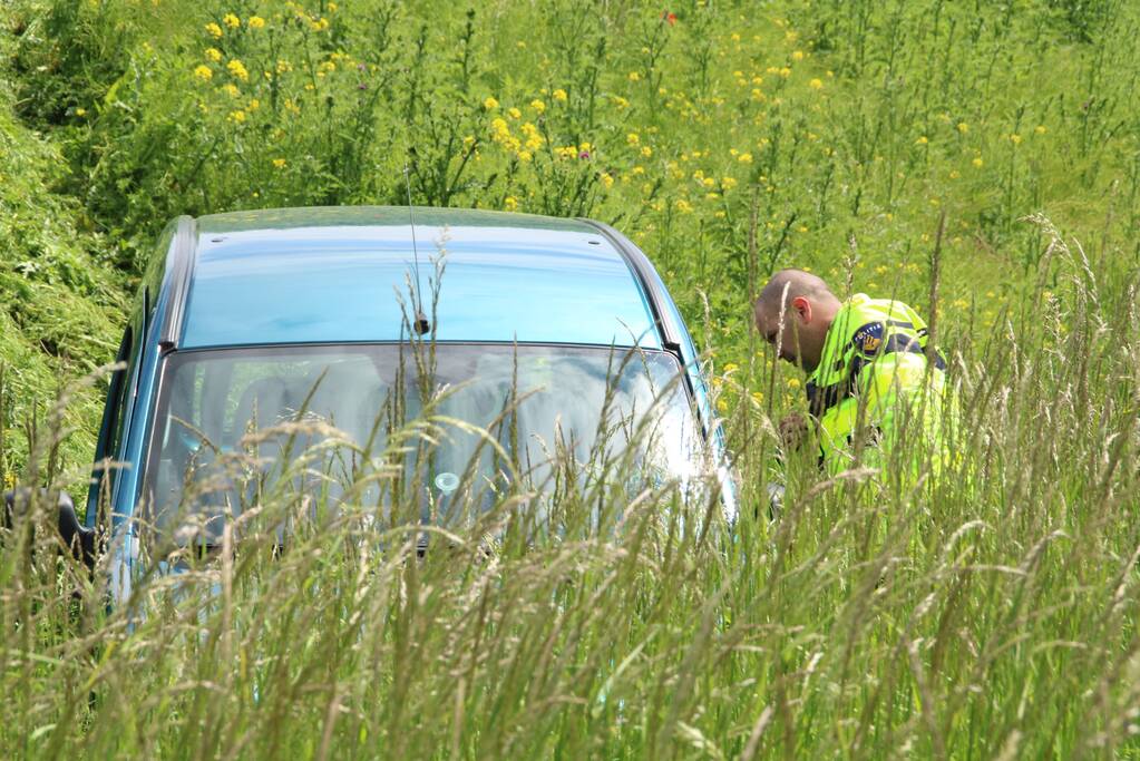 Auto belandt naast oprit van snelweg