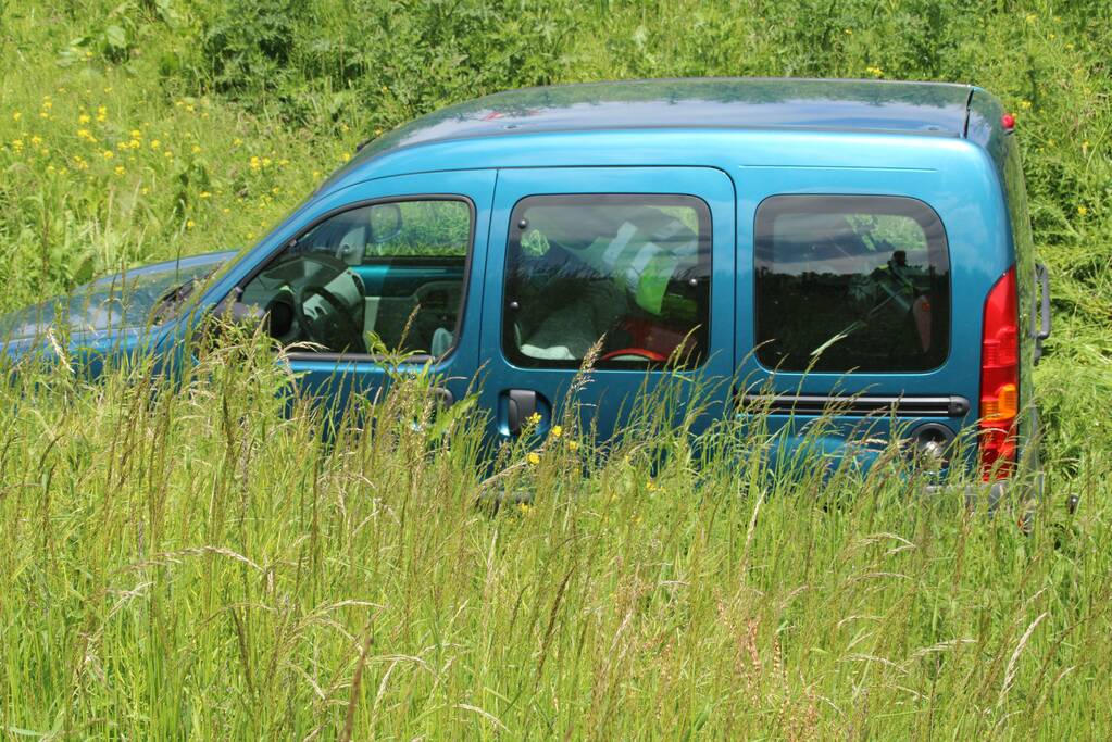 Auto belandt naast oprit van snelweg