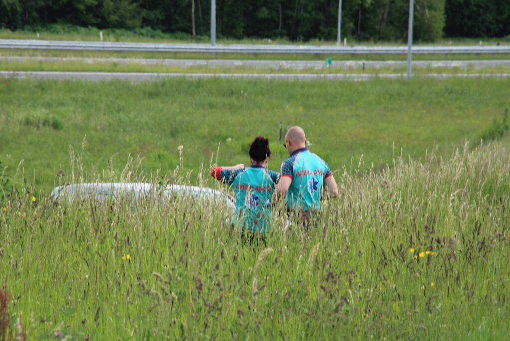 Auto belandt naast oprit van snelweg