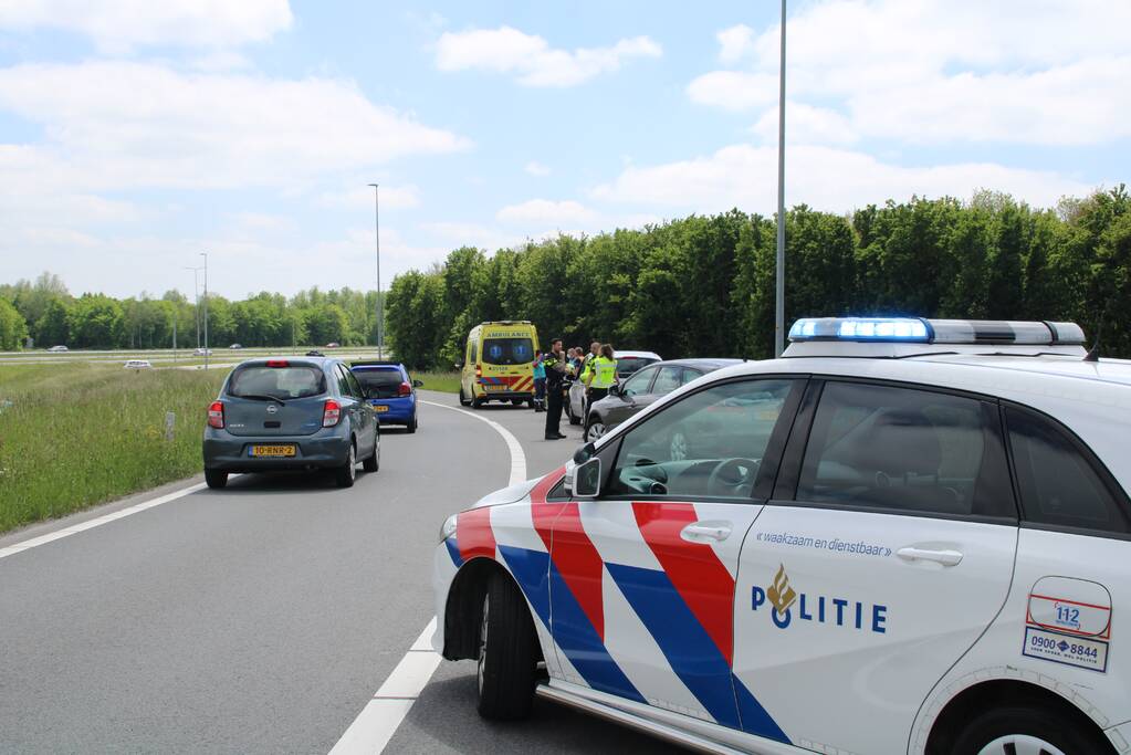 Auto belandt naast oprit van snelweg