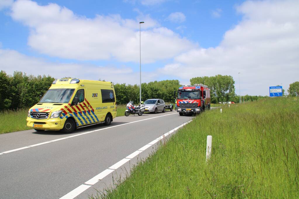 Auto belandt naast oprit van snelweg