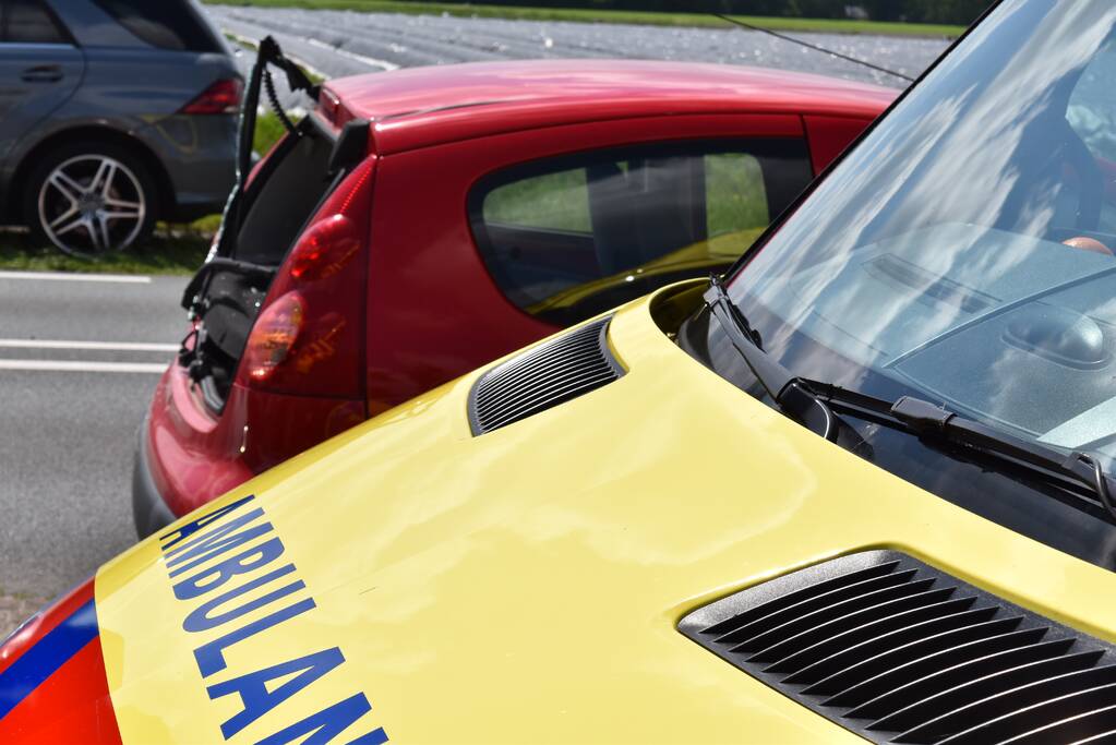 Gewonde na ongeval tussen drie voertuigen