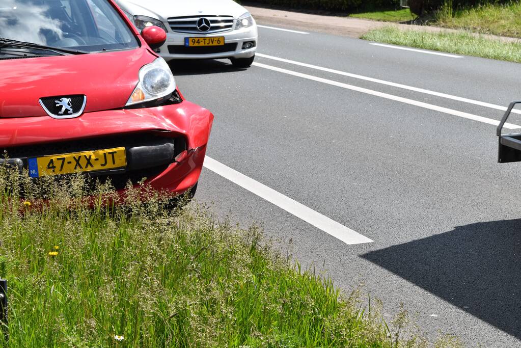 Gewonde na ongeval tussen drie voertuigen