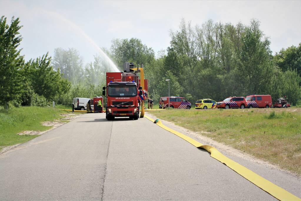 Brandweer oefent met nieuwe slangenwagen