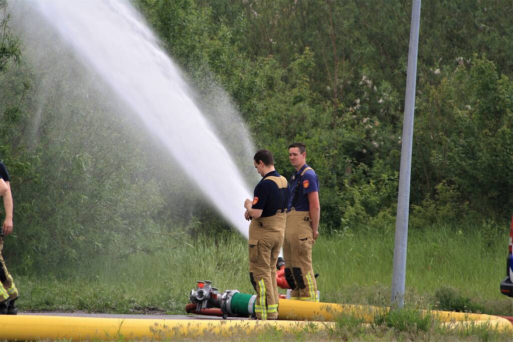 Brandweer oefent met nieuwe slangenwagen