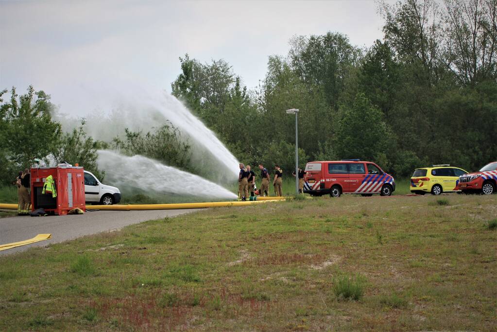Brandweer oefent met nieuwe slangenwagen