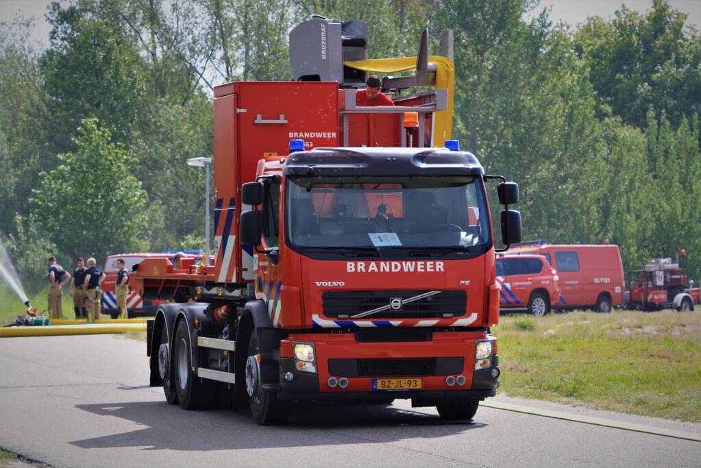 Brandweer oefent met nieuwe slangenwagen