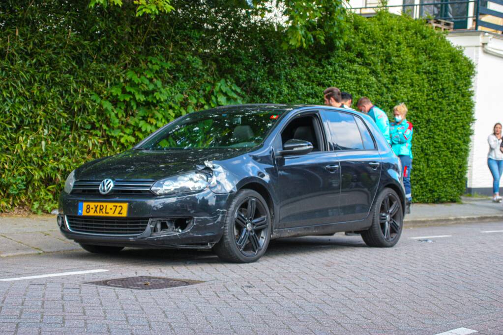 Schade na botsing tussen scooter en auto