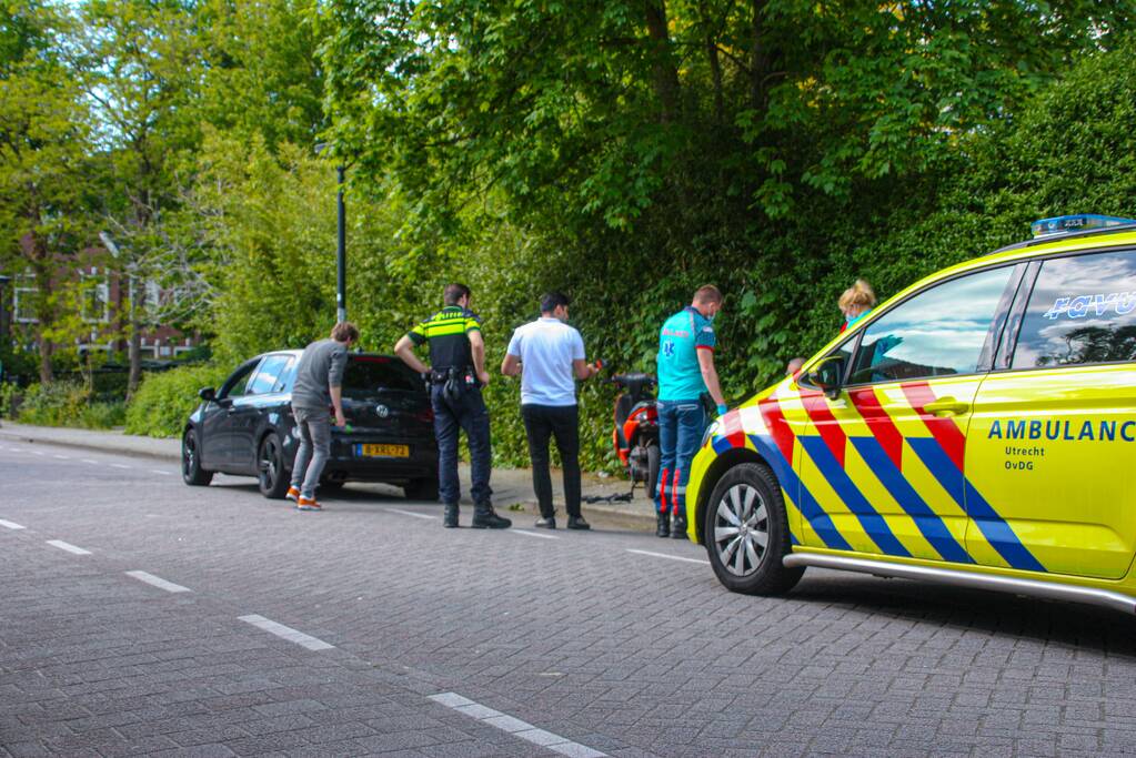 Schade na botsing tussen scooter en auto