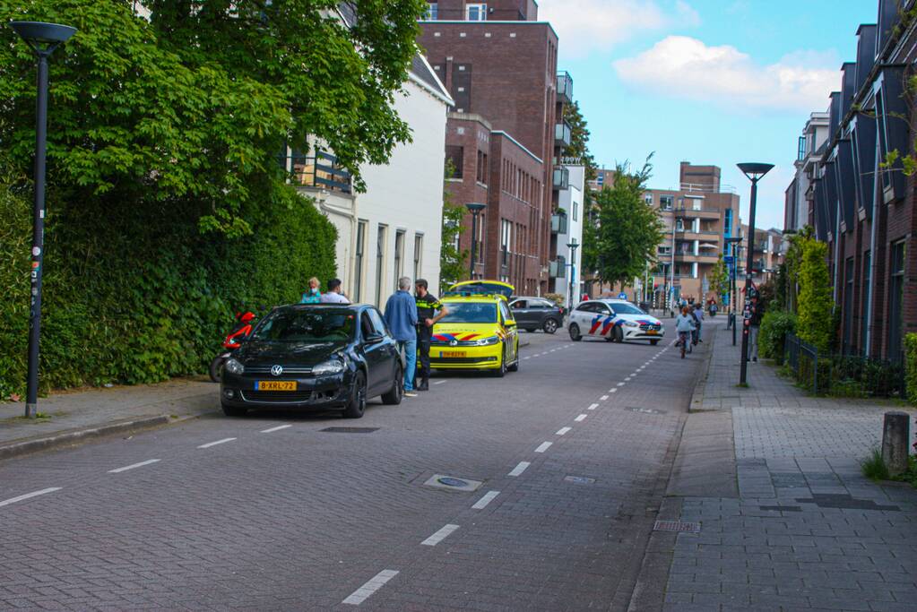 Schade na botsing tussen scooter en auto
