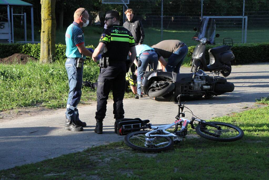 Persoon gewond na val met motorscooter