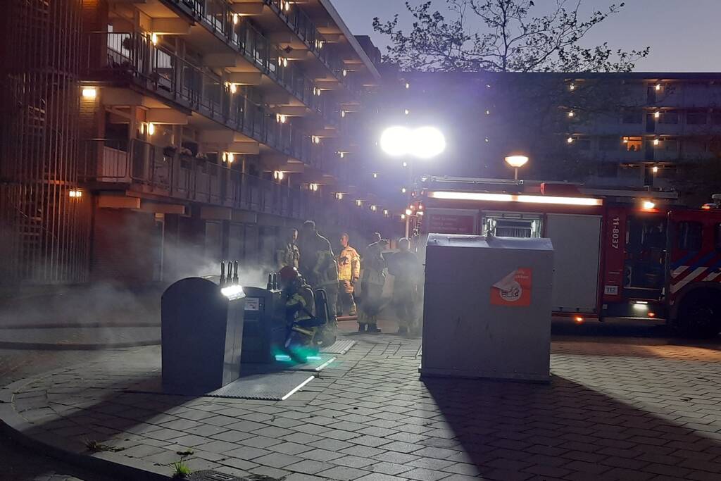 Brandweer blust brand in ondergrondse container