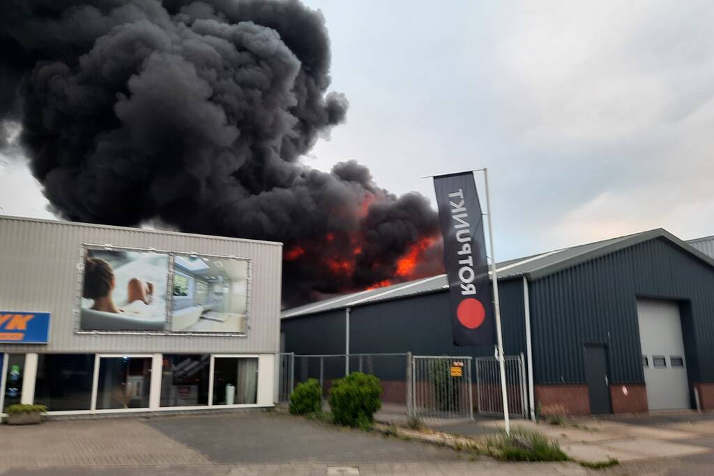 Dikke zwarte rookwolken bij uitslaande brand