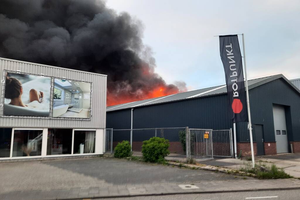 Dikke zwarte rookwolken bij uitslaande brand