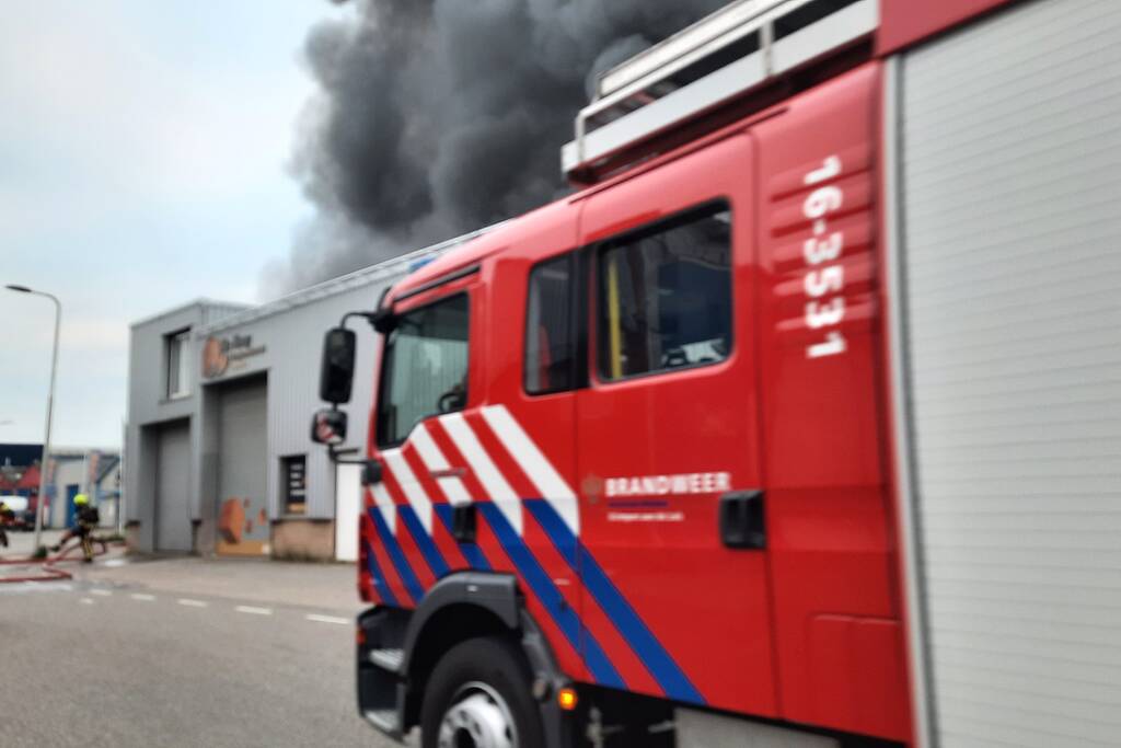 Dikke zwarte rookwolken bij uitslaande brand