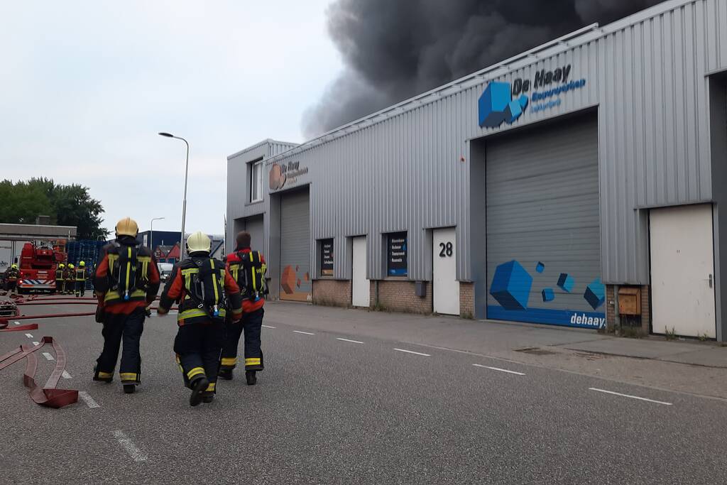 Dikke zwarte rookwolken bij uitslaande brand