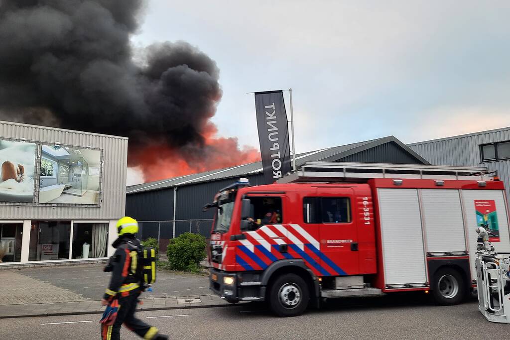 Dikke zwarte rookwolken bij uitslaande brand
