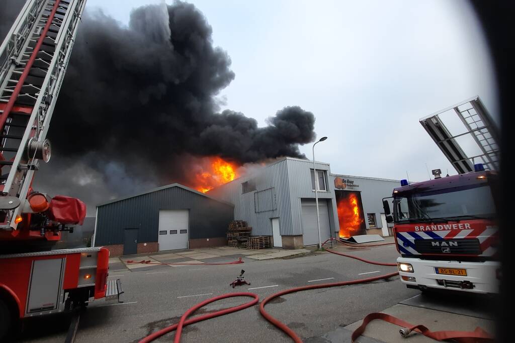 Dikke zwarte rookwolken bij uitslaande brand