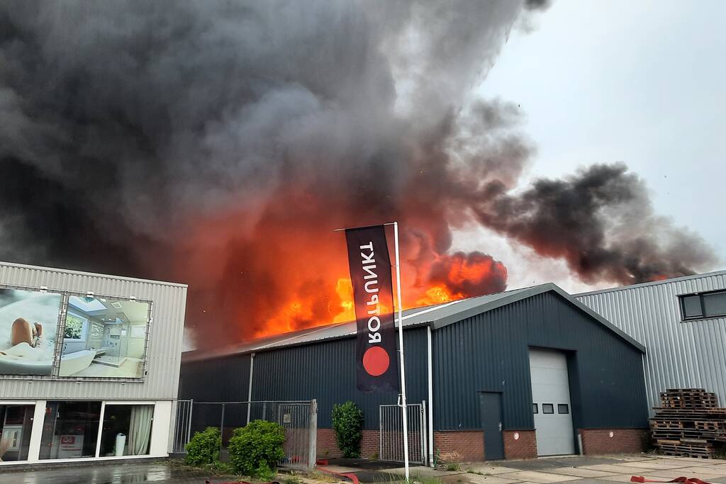 Dikke zwarte rookwolken bij uitslaande brand