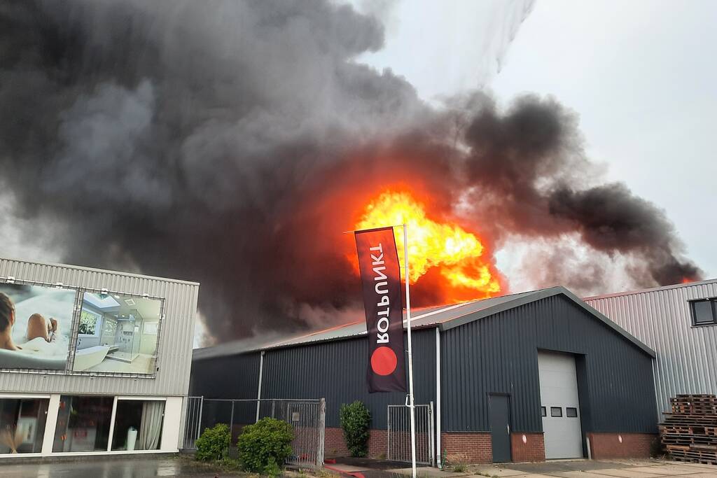 Dikke zwarte rookwolken bij uitslaande brand